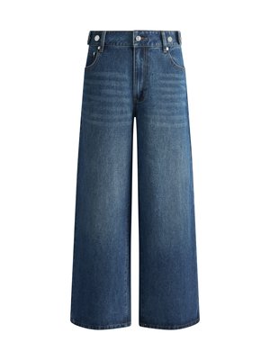 Jean large en denim délavé, avec une taille haute, un design à cinq poches et des détails de couture visibles.