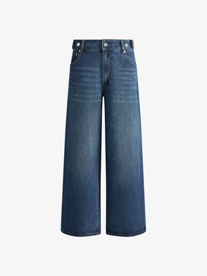 Jeans de pierna ancha de mezclilla de lavado medio, con una cintura alta, diseño de cinco bolsillos y detalles de costura visibles.