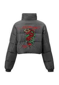 Donkergrijze cropped pufferjas met een hoge kraag. Bevat gedurfde borduursels van een rode en groene draak en rozen, met de tekst "Ed Hardy."