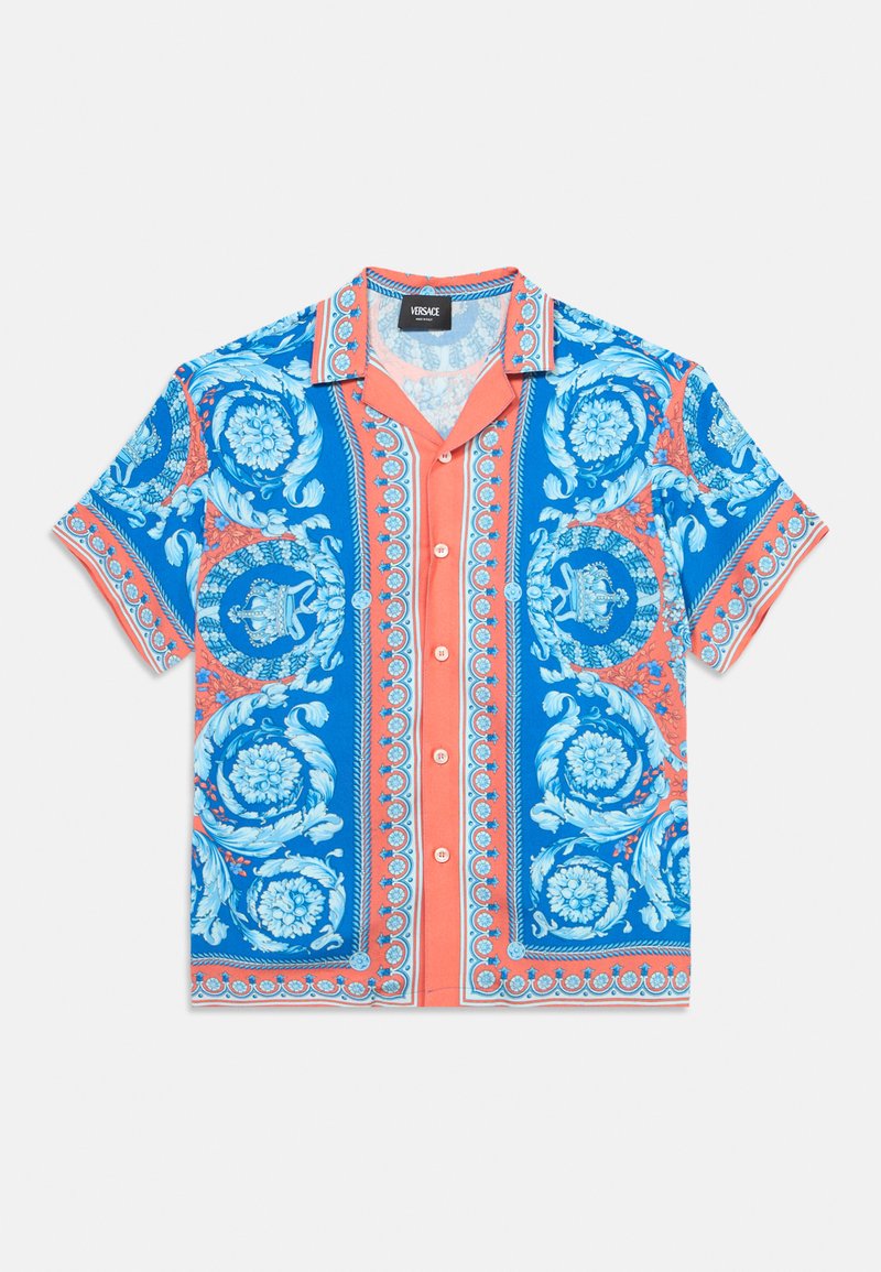 Πουκάμισο με κοντό μανίκι και κουμπιά, με κοραλλί ρίγες και περίτεχνα μπλε και λευκά μπαρόκ λουλουδένια και μετάλλια σχέδια.