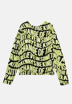 Camisa preta de manga longa com texto amarelo neon em disposição ousada e irregular, apresentando várias frases inspiradoras. Textura do tecido suave.