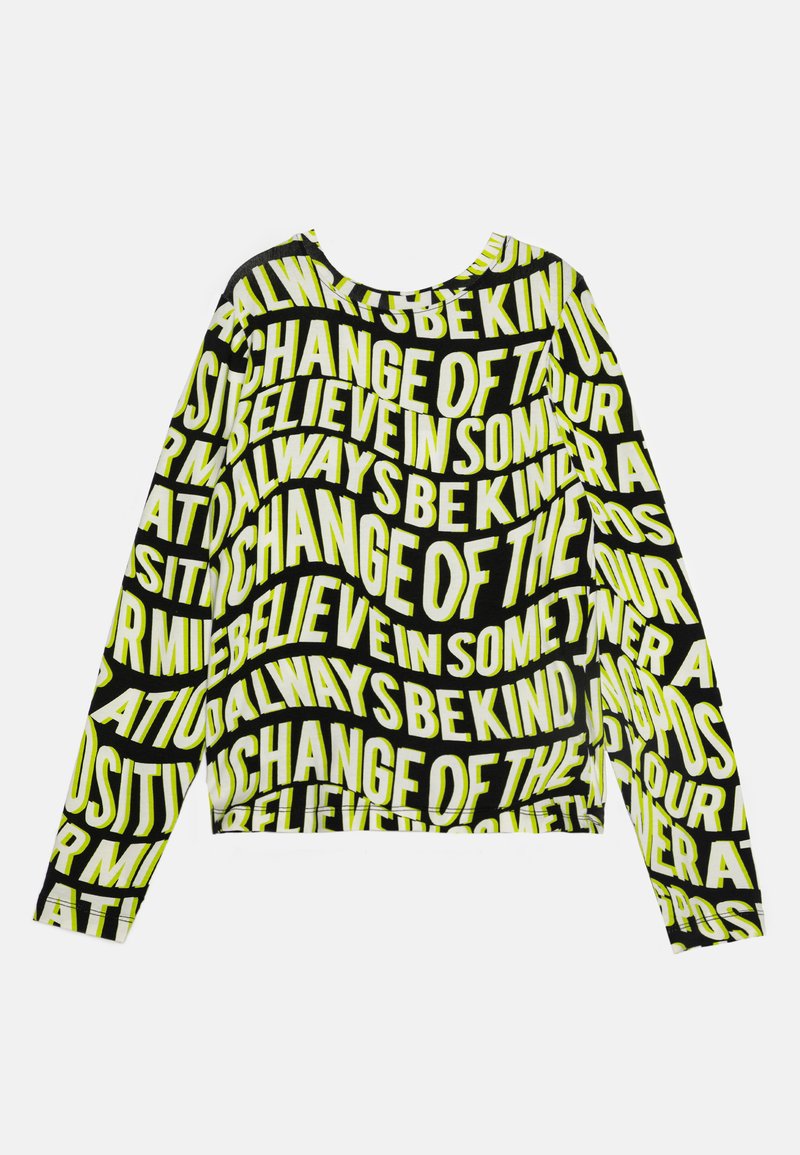 Hosszú ujjú fekete póló, amelyet merész, szabálytalan elrendezésű neon sárga szövegek díszítenek, különféle inspiráló mondatokkal. Sima szövettextúra.