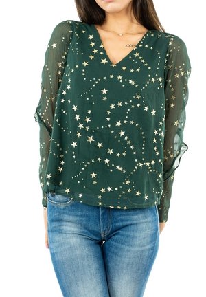 Grüne Bluse mit Sternenmuster, V-Ausschnitt und transparenten langen Ärmeln. Leichter Stoff mit glatter Textur, der goldfarbene Sternakzente aufweist.
