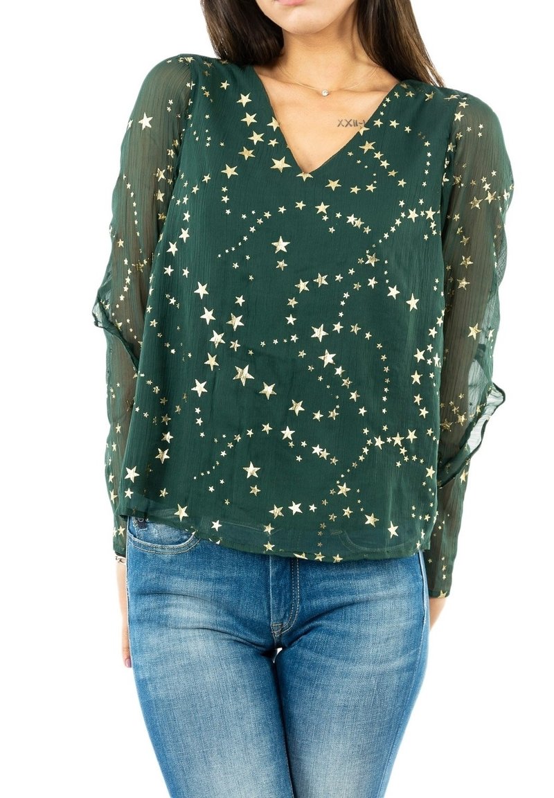 Grön blus med stjärnmönster, V-ringning och genomskinliga långa ärmar. Lätt tyg med en slät textur, som har guldiga stjärndetaljer.