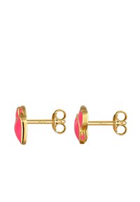 Goldfarbene Steckerohrringe mit einem herzförmigen Design und einer lebhaften pinken Emaille-Füllung. Enthält einen sicheren Stift und einen Schmetterlingsverschluss.