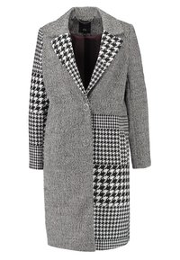 Schwarz-weißer Wollmischmantel mit Hahnentrittmuster und Fischgrätmuster, ausgestattet mit einem Reverskragen und einem Zwei-Knopf-Verschluss. Lange Ärmel.