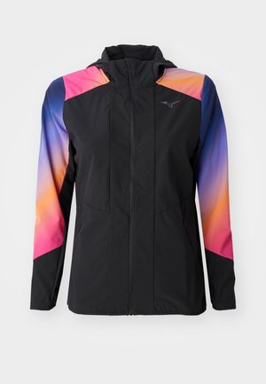 Casaco leve preto com um design em gradiente apresentando detalhes em rosa, laranja e azul. Possui fecho com zíper e capuz.