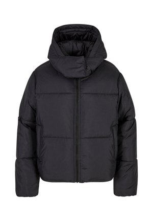 Črna puff jakna z visokim ovratnikom in zadrgo. Ima prešito zasnovo, elastificirane manšete in dva sprednja žepa.