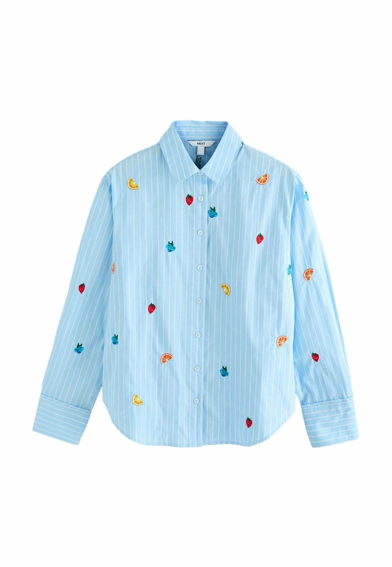 Chemise boutonnée bleu clair à rayures blanches, décorée de petits fruits brodés dont des fraises, des myrtilles et des tranches d’orange.