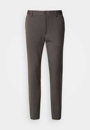 Pantaloni slim-fit in tessuto grigio scuro, con frontale liscio, passanti per la cintura e chiusura a un singolo bottone in vita. Texture liscia.