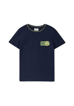 T-shirt bleu marine à manches courtes avec bordure jaune-vert au col et un motif de balle de tennis sur le côté gauche de la poitrine.
