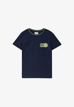 Marineblaues kurzärmeliges T-Shirt mit gelb-grünem Besatz am Kragen und einer Tenniskugel-Grafik auf der linken Brust.