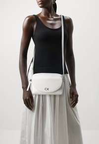 Calvin Klein - DAILY CAMERA PEBBLE - Across body bag - bright white Thumbnail Image 1