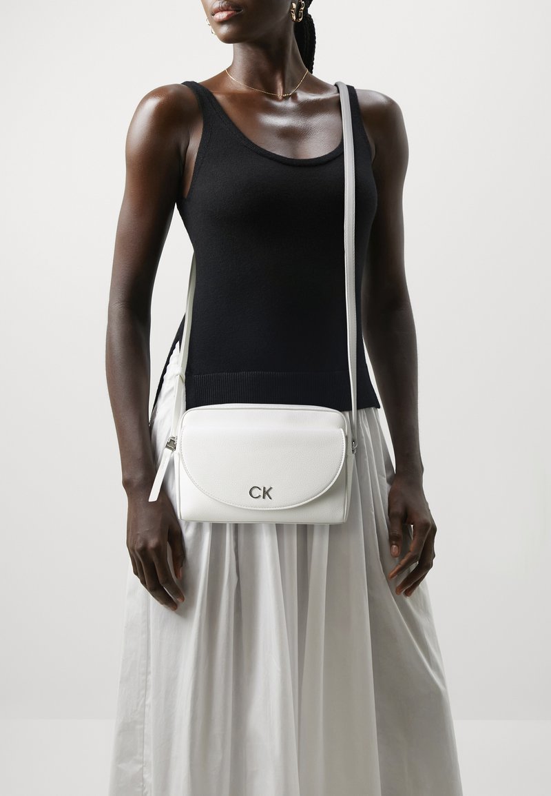 Calvin Klein DAILY CAMERA PEBBLE - Torba čez telo - bright white