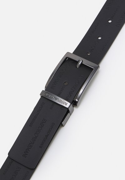 Czarny skórzany pasek z wytłoczonym logiem "Emporio Armani", z metalową szaro-skalną prostokątną klamrą oraz wieloma otworami do regulacji.