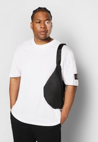 Calvin Klein Jeans MONOLOGO BADGE TEE - T-shirt basic - bright white