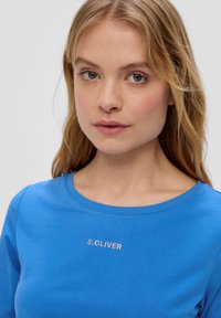 s.Oliver MIT LOGOPRINT - T-shirt basic - royalblau
