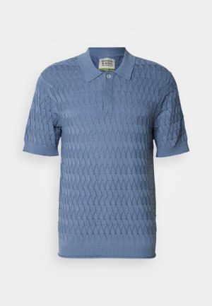 Hellblaues Poloshirt mit einem strukturierten Diamantmuster, kurzen Ärmeln, Kragen und gerippten Bündchen an Ärmeln und Saum.