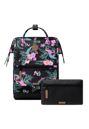 Schwarzer Rucksack mit rosa-lila Blumenmuster und passender schwarzer Reißverschlusstasche, beide mit braunen Reißverschlusslaschen und Cabaia-Logo.
