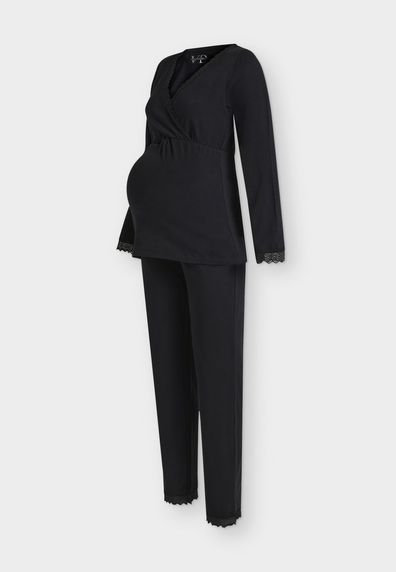 Μαύρο σύνολο άνετης εγκυμονούσας ένδυσης που περιλαμβάνει τοπ με δέσιμο και δαντέλα στο τελείωμα και μακριά μανίκια, συνδυασμένο με παντελόνια στο ίδιο σχέδιο, σχεδιασμένο για άνεση.