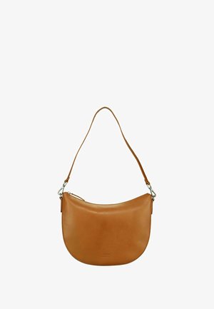 Sac à main en cuir beige avec un design courbé, une bandoulière simple, des accessoires en argent et un logo subtil embossé au bas.