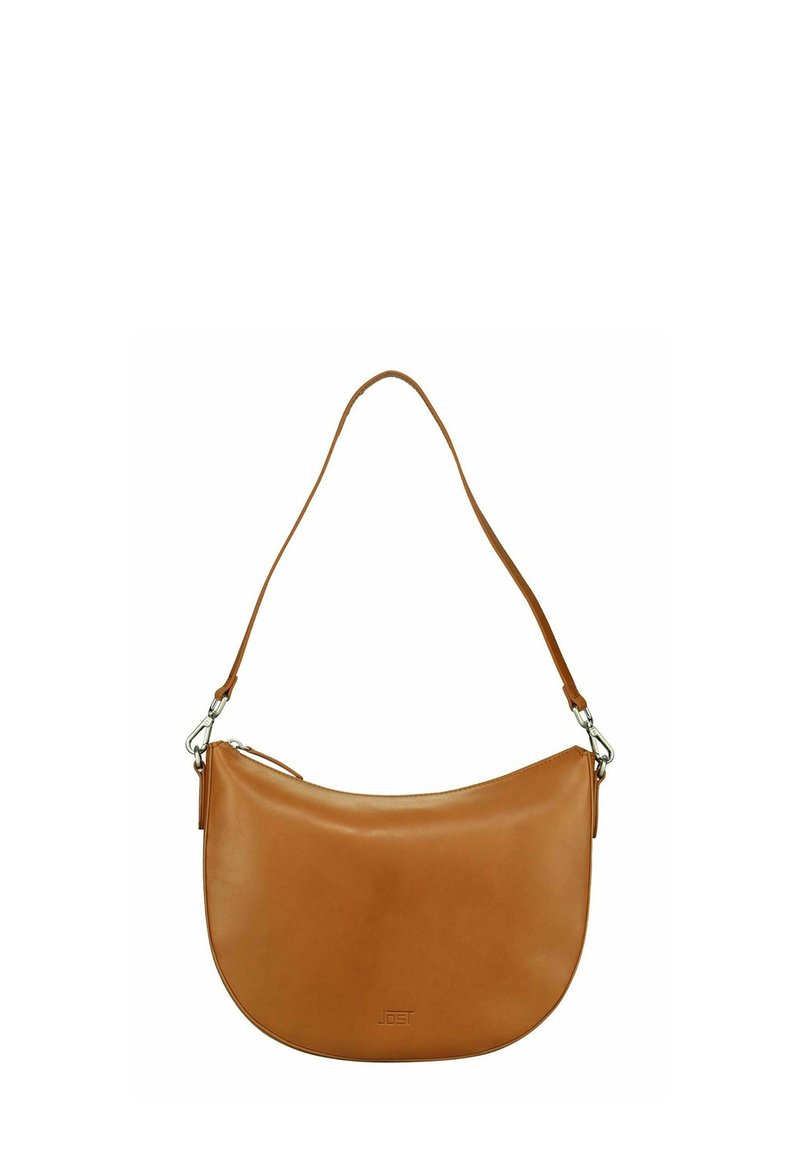 Sac à main en cuir beige avec un design courbé, une bandoulière simple, des accessoires en argent et un logo subtil embossé au bas.