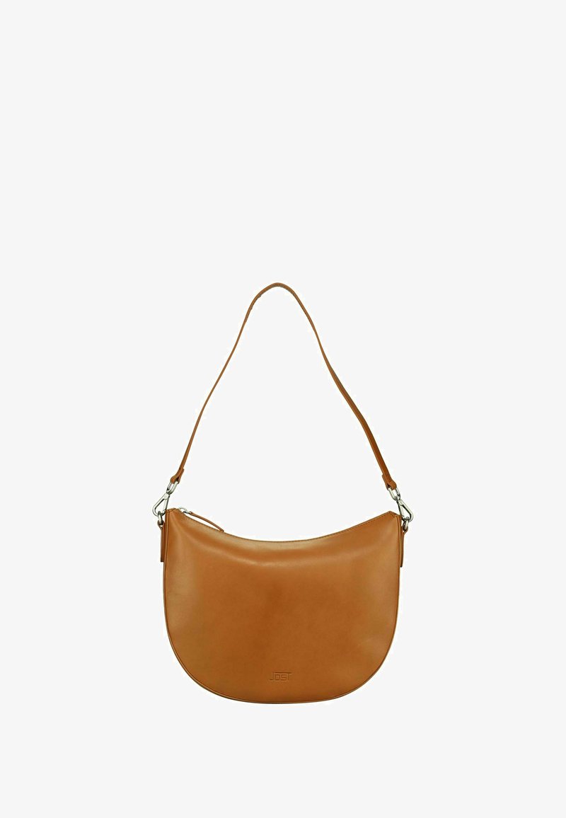 Sac à main en cuir beige avec un design courbé, une bandoulière simple, des accessoires en argent et un logo subtil embossé au bas.