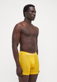 Nike Underwear ESSENTIAL 3 PACK - Boxer briefs - uni gold/picante red/black