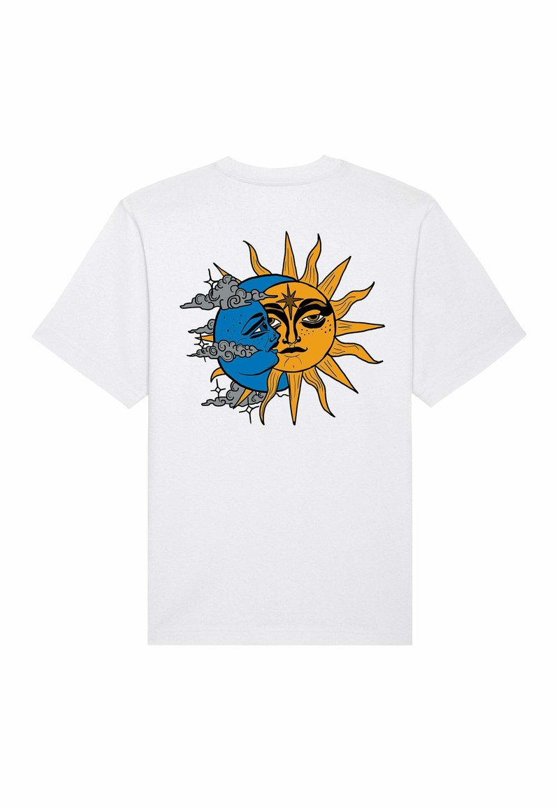 Camiseta blanca con un diseño gráfico de una luna azul y un sol amarillo, rodeados de nubes estilizadas, con contornos audaces y colores contrastantes.