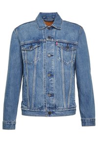 Chaqueta de mezclilla en azul medio con un diseño clásico, que presenta cierre de botones, dos bolsillos en el pecho y acentos de costura visibles.