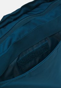 The North Face BASE CAMP VOYAGER TOTE UNISEX - Pirkinių krepšys - midnight petrol/algae blue