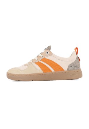 Beige und orange Sneaker aus Wildleder und strukturiertem Stoff, mit drei diagonalen Streifen, runder Zehenpartie und gummierter Sohle.