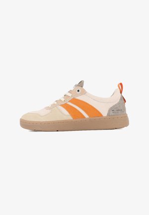 Sneaker beige et orange avec cuir suédé et tissu texturé, présentant trois rayures diagonales, un bout rond et une semelle en caoutchouc.