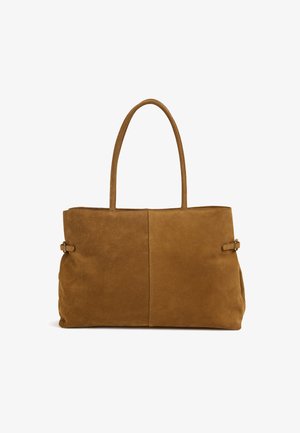 Grand sac cabas en suède marron avec deux longues poignées et détails de boucle sur les côtés, sur fond blanc.