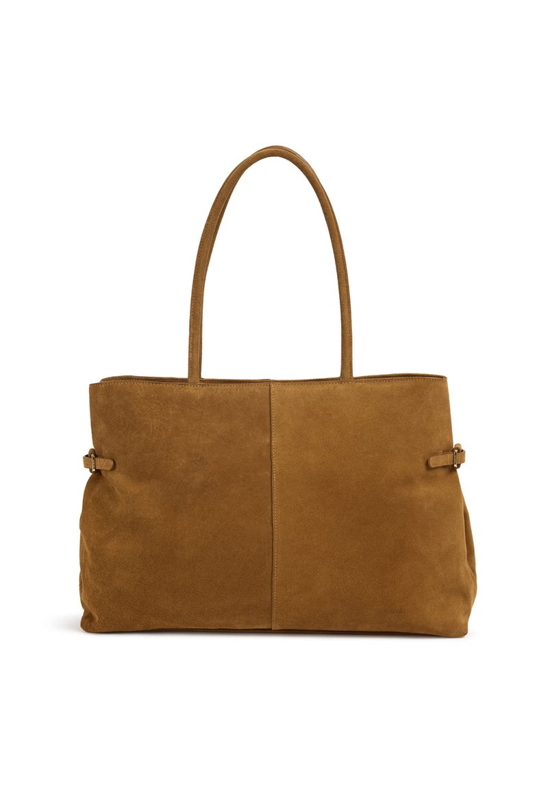 Grand sac cabas en suède marron avec deux longues poignées et détails de boucle sur les côtés, sur fond blanc.