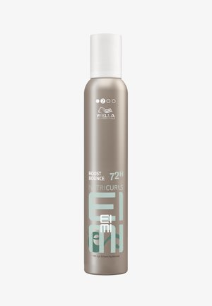 Wella Professionals Nutricurls Mousse in einer silbernen Zylinderdose mit einem weißen Deckel. Enthält türkise Schriftzüge und ein Wellenlogo.