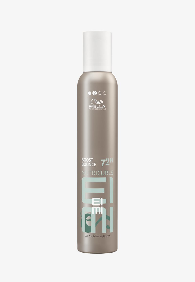 Wella Professionals Nutricurls Mousse in einer silbernen Zylinderdose mit einem weißen Deckel. Enthält türkise Schriftzüge und ein Wellenlogo.