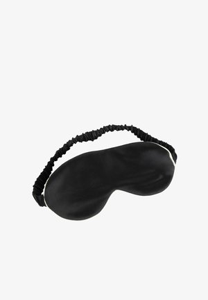 Mascarilla de sueño negra hecha de tela suave, con un diseño contorneado y una banda elástica para un ajuste seguro. Acentuada con un borde blanco.