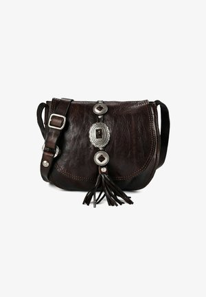 Bolso bandolera de cuero marrón oscuro con correa ajustable, conchos decorativos plateados y borla de cuero en la solapa frontal.