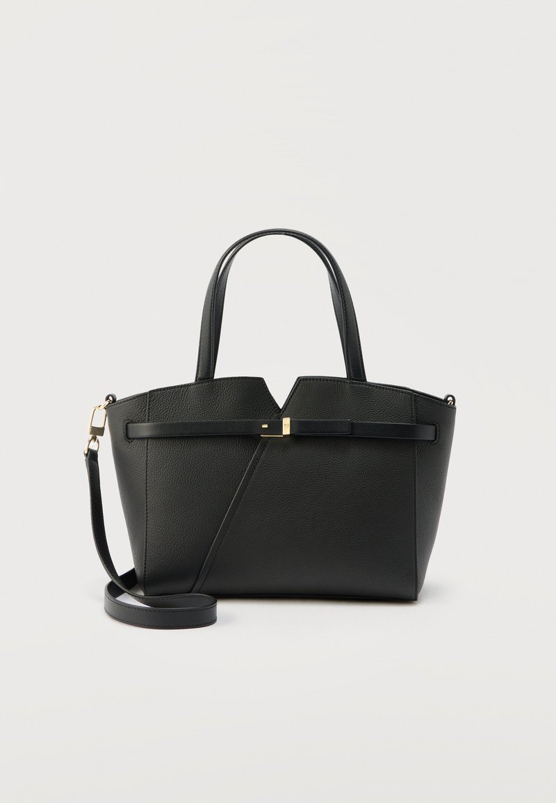 Μαύρη δερμάτινη τσάντα με δομημένη επιφάνεια, διπλές λαβές, αποσπώμενο ιμάντα ώμου και κομψή ζώνη με μεταλλικά στοιχεία σε χρυσό χρώμα.