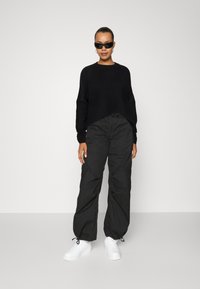 JDY MARCO LS O NECK SPLIT - Džemperis - black