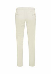 Beige smalle bukser med bæltestropper og to baglommer med knapper, vist bagfra på hvid baggrund.