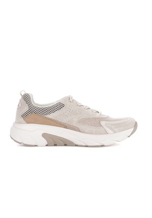 Beige und tanfarbener Sportschuh mit Schnürung vorne, Obermaterial aus Mesh und Wildleder sowie dicker weißer Sohle, die Komfort und Halt bietet.