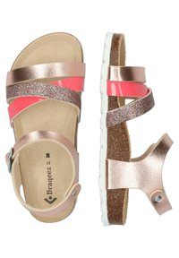 Sandalias rosas y doradas con tiras brillantes, plantilla texturizada y suela de goma blanca. Cuenta con una correa de tobillo ajustable y hebilla.