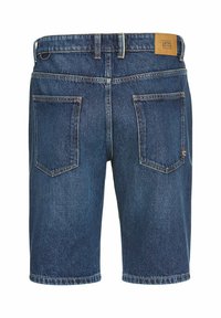 Mørkeblå denim shorts med en let falmning. Har et lædermærke ved taljen og to baglommer med stikninger.