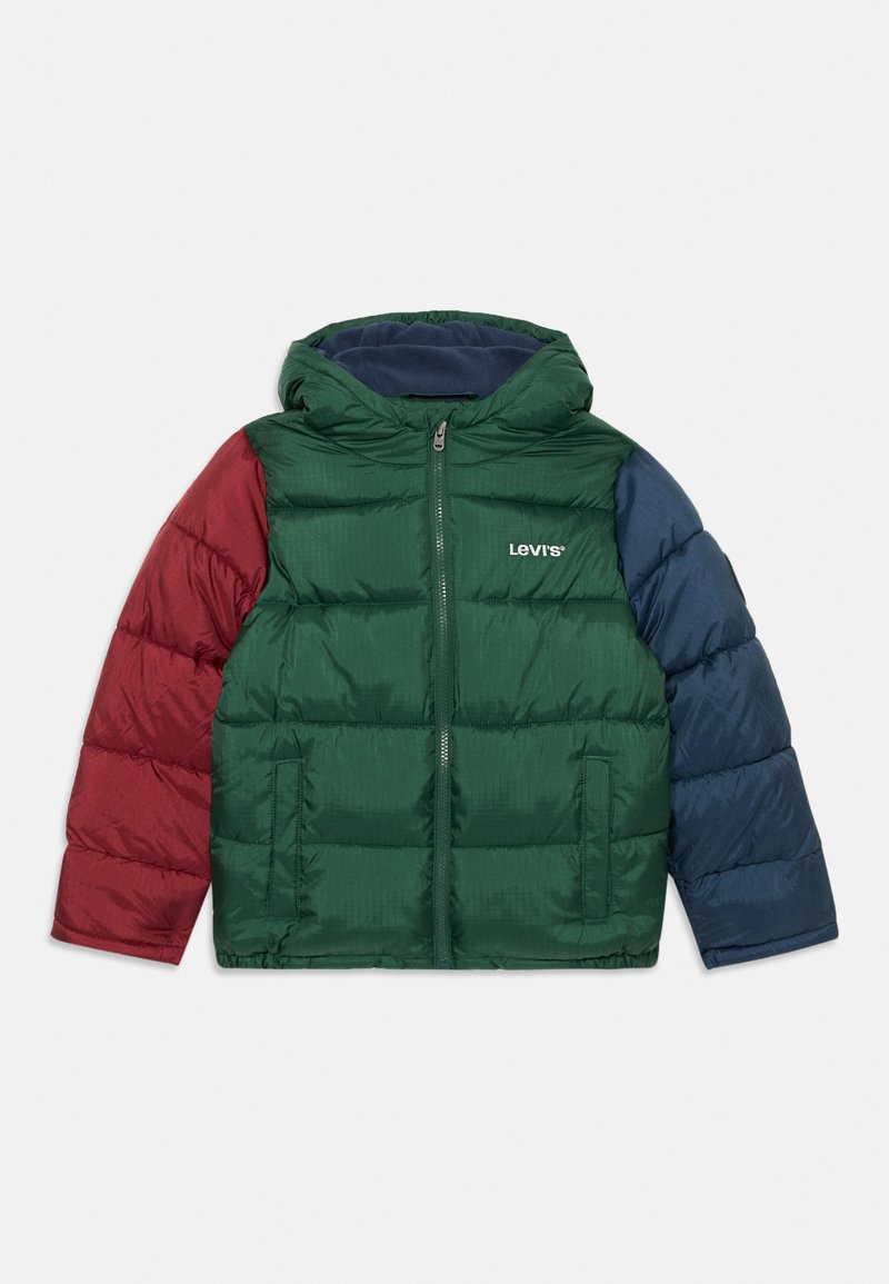 Wattierte Jacke mit grünem Oberteil, roten und marineblauen Ärmeln, Kapuze, Front-Reißverschluss und Seitentaschen. Hergestellt aus glänzendem, leichtem Material.