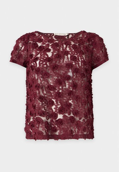 Κοντομάνικο διαφανές μπορντό τοπ με 3D λουλουδάτες εφαρμογές και στρογγυλή λαιμόκοψη, με ετικέτα στο εσωτερικό.