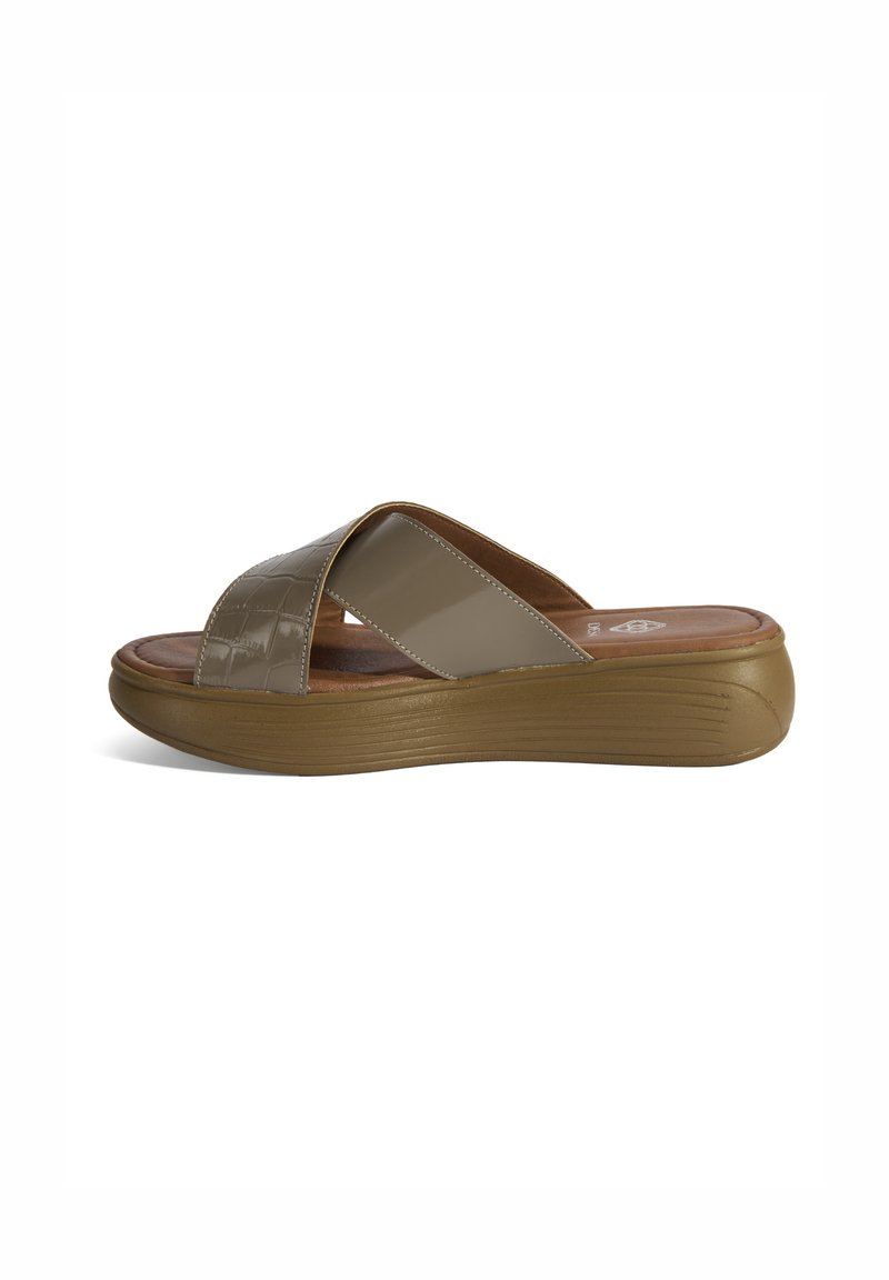 Cross-strap slipper van glanzend taupe synthetisch materiaal met een gevoerd bruine voetbed en een getextureerde rubberen zool.