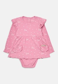 Rosa langermet babykjole med hjerte mønstre, volangermer og to frontlommer. Har trykknapp lukking nederst.
