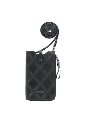 Schwarze Lederhandytasche mit gestepptem Rautenmuster, Reißverschluss oben, abnehmbarem Trageriemen und Logodetail auf der Vorderseite.